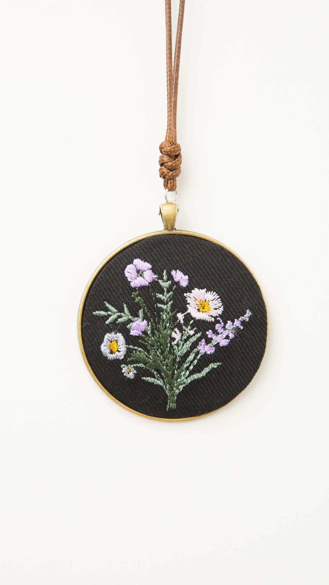 Haftowany wisiorek, haftowany naszyjnik, haftowana biżuteria, haftowane kwiaty