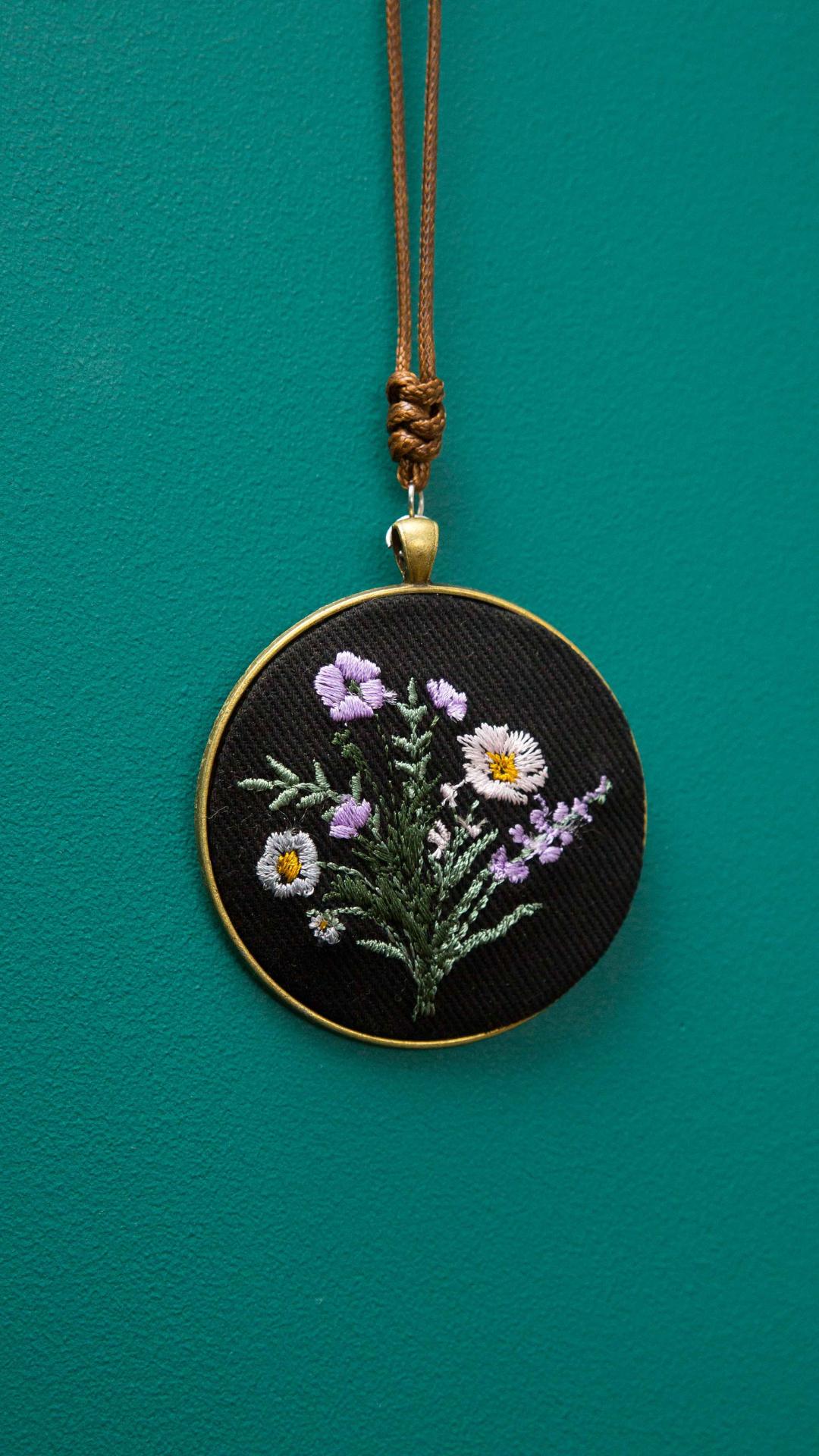 Haftowany wisiorek, haftowany naszyjnik, haftowana biżuteria, haftowane kwiaty