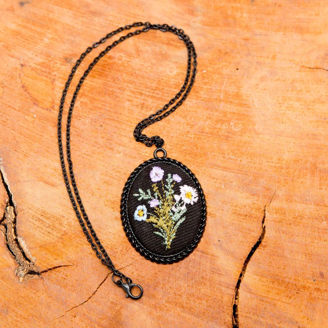 Haftowany wisiorek, haftowany naszyjnik, haftowana biżuteria, haftowane kwiaty