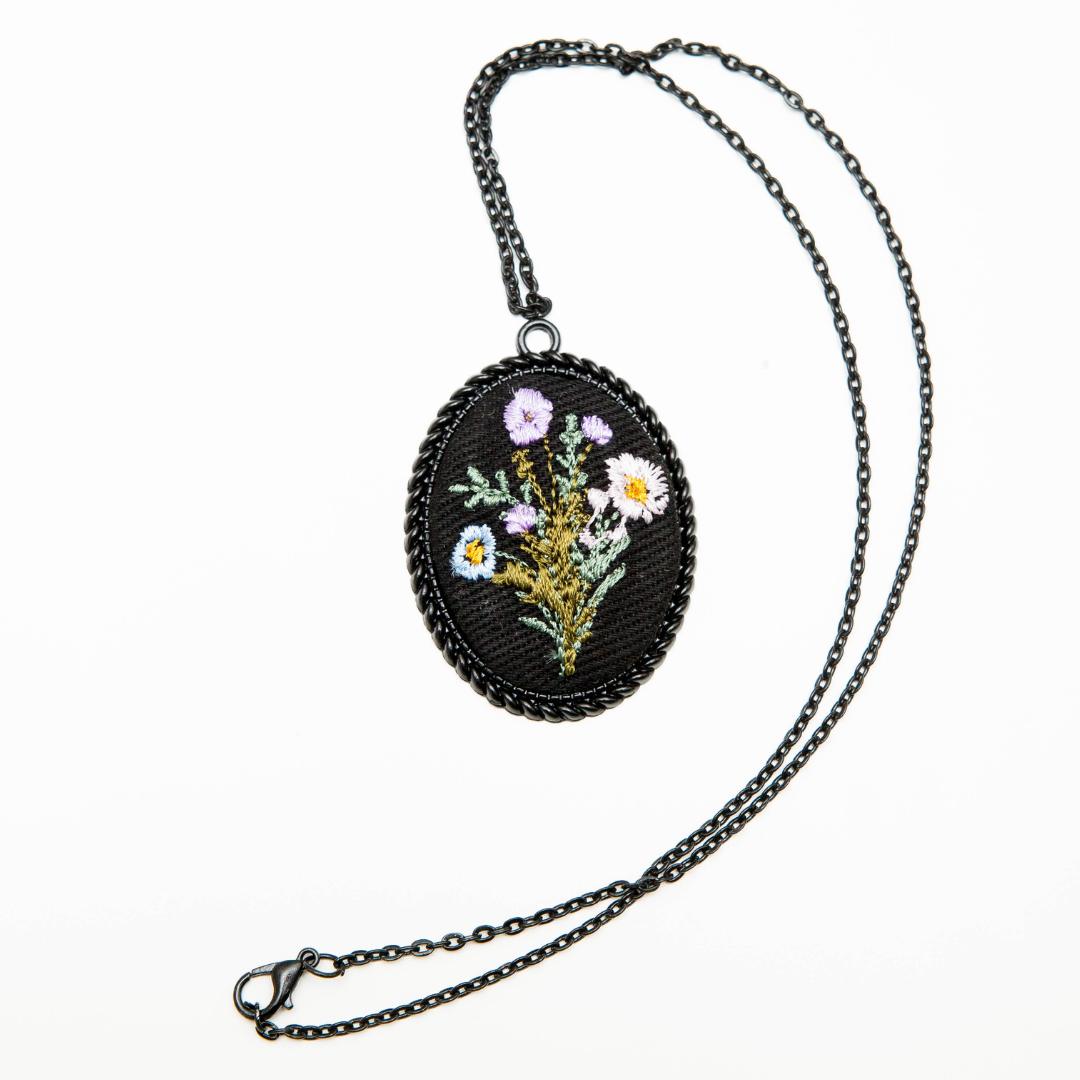 Haftowany wisiorek, haftowany naszyjnik, haftowana biżuteria, haftowane kwiaty