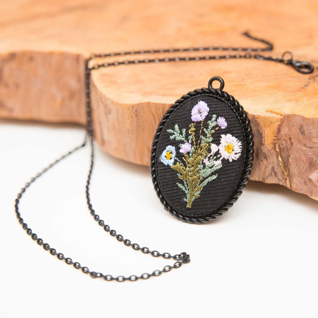 Anna Black – haftowany wisiorek, owal 4,6 cm x 3,6 cm