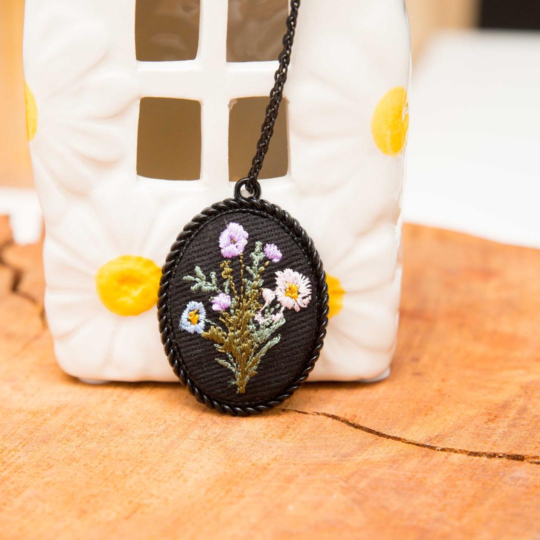 Haftowany wisiorek, haftowany naszyjnik, haftowana biżuteria, haftowane kwiaty