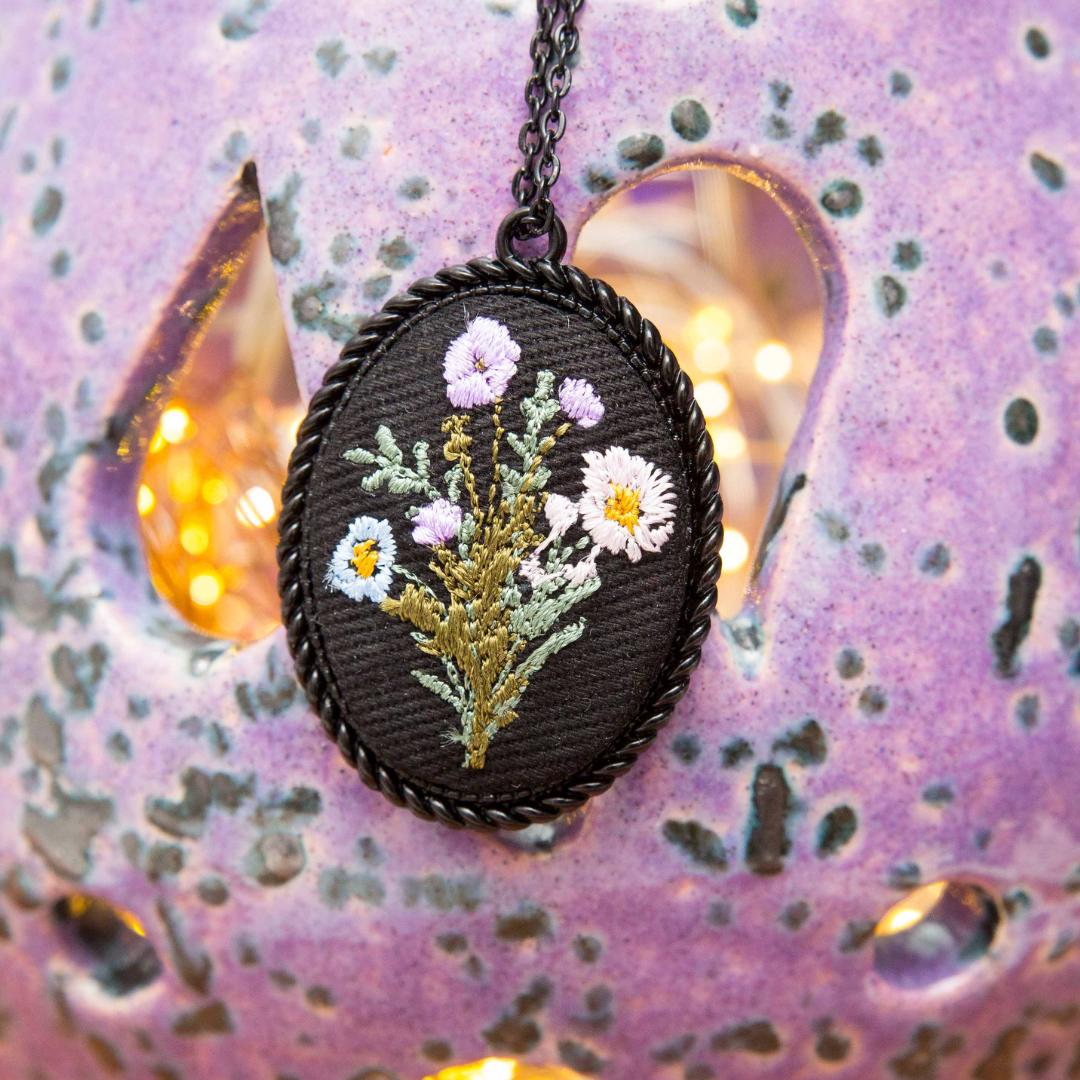 Haftowany wisiorek, haftowany naszyjnik, haftowana biżuteria, haftowane kwiaty