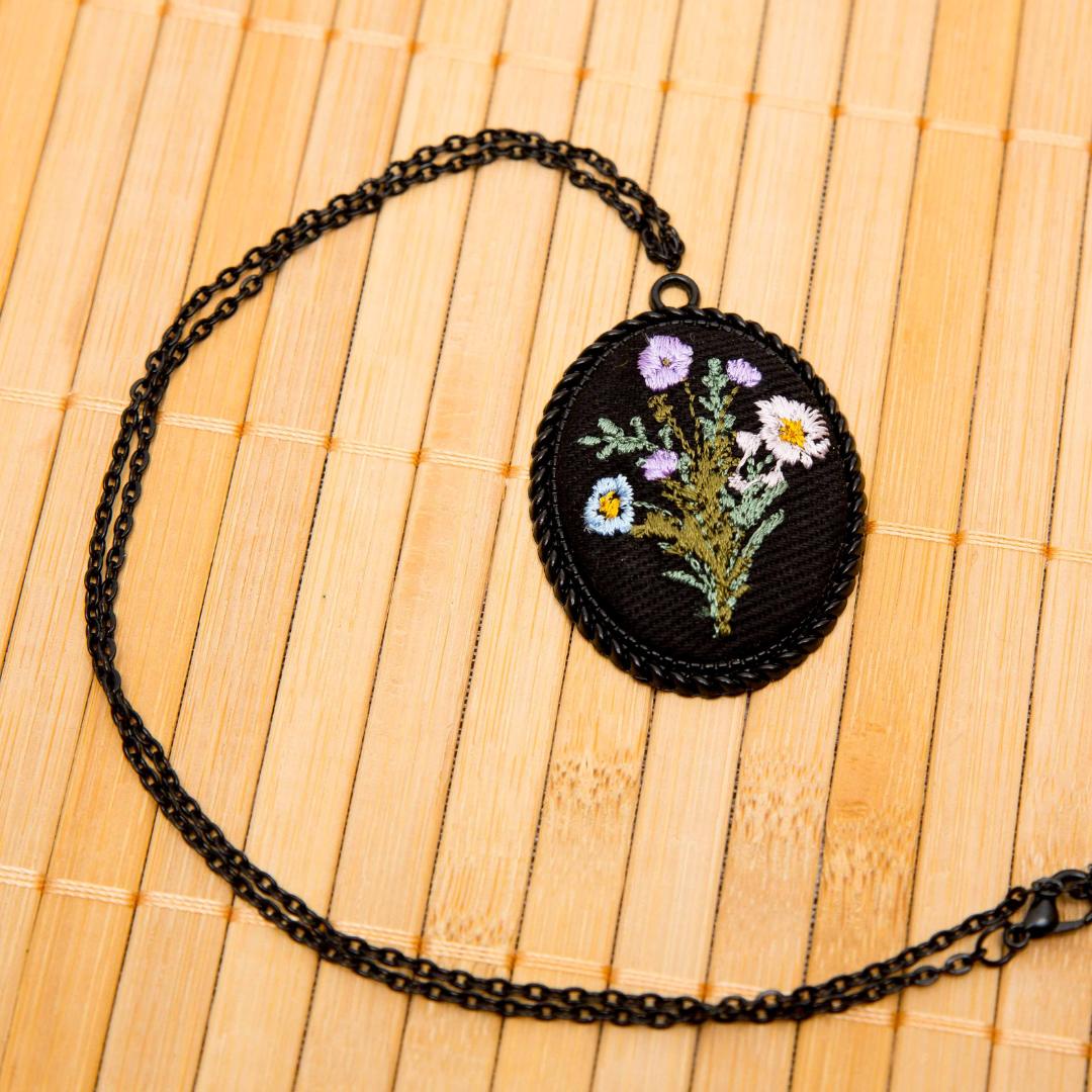 Haftowany wisiorek, haftowany naszyjnik, haftowana biżuteria, haftowane kwiaty