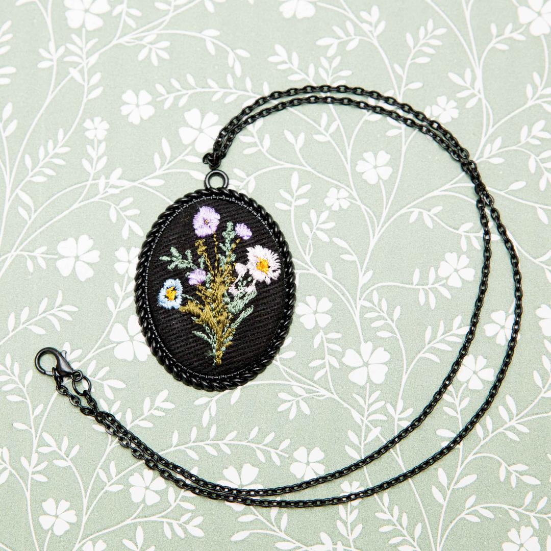 Haftowany wisiorek, haftowany naszyjnik, haftowana biżuteria, haftowane kwiaty