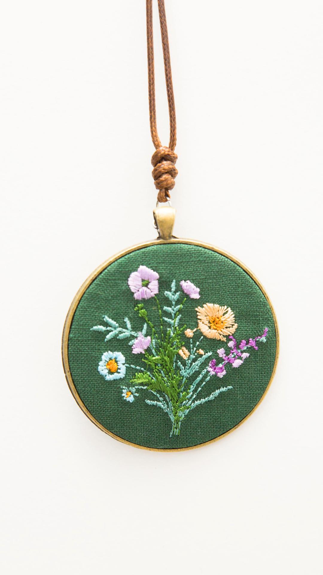Haftowany wisiorek, haftowany naszyjnik, haftowana biżuteria, haftowane kwiaty
