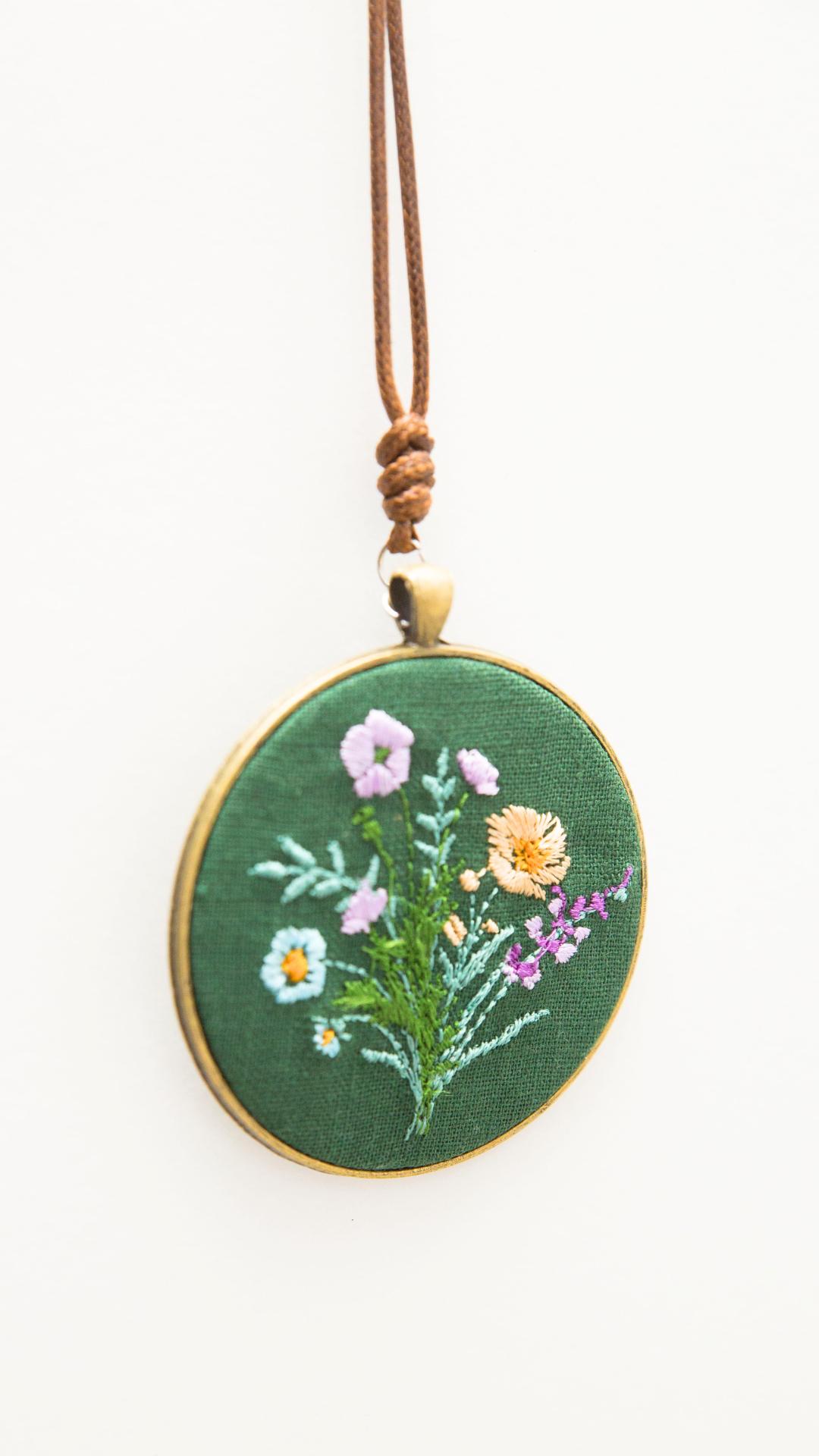 Haftowany wisiorek, haftowany naszyjnik, haftowana biżuteria, haftowane kwiaty
