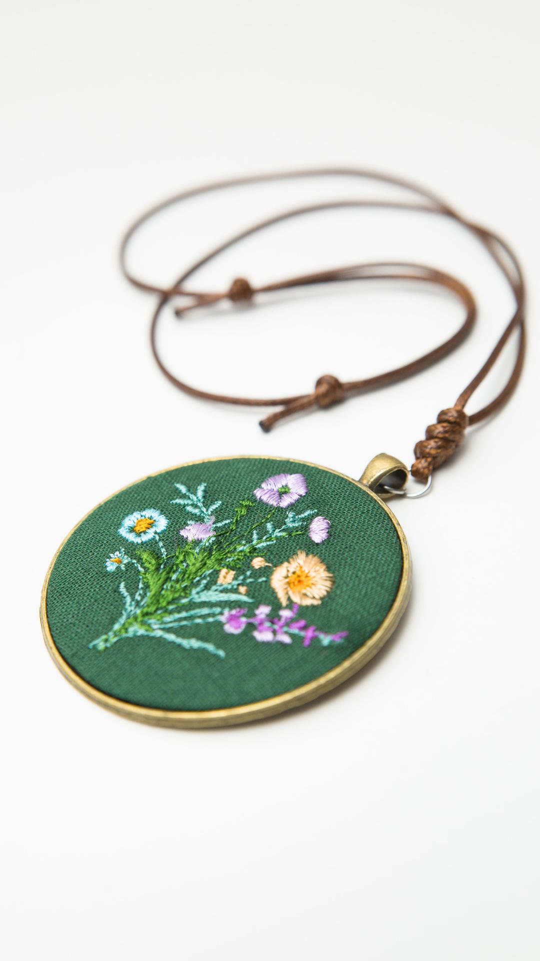 Haftowany wisiorek, haftowany naszyjnik, haftowana biżuteria, haftowane kwiaty