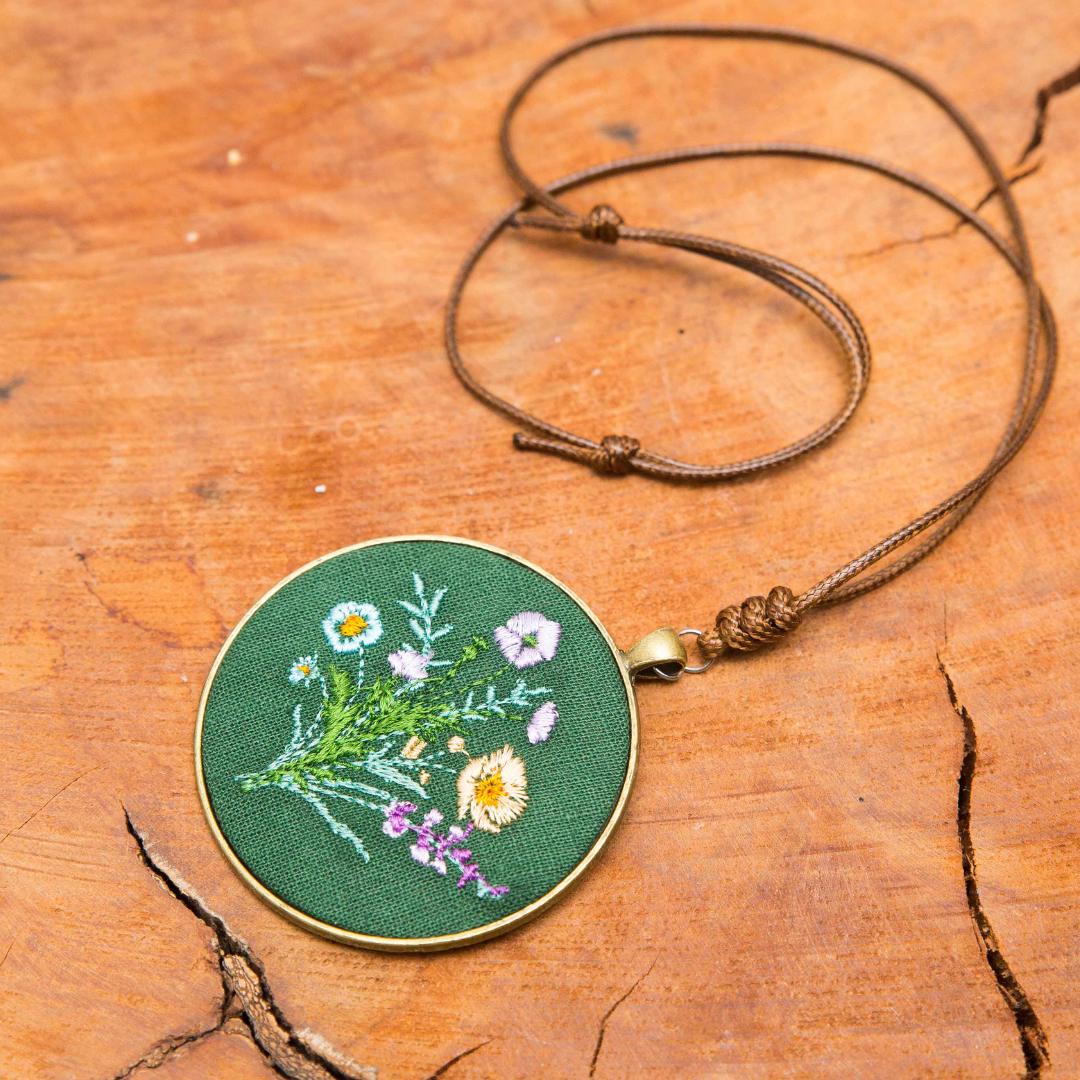 Haftowany wisiorek, haftowany naszyjnik, haftowana biżuteria, haftowane kwiaty