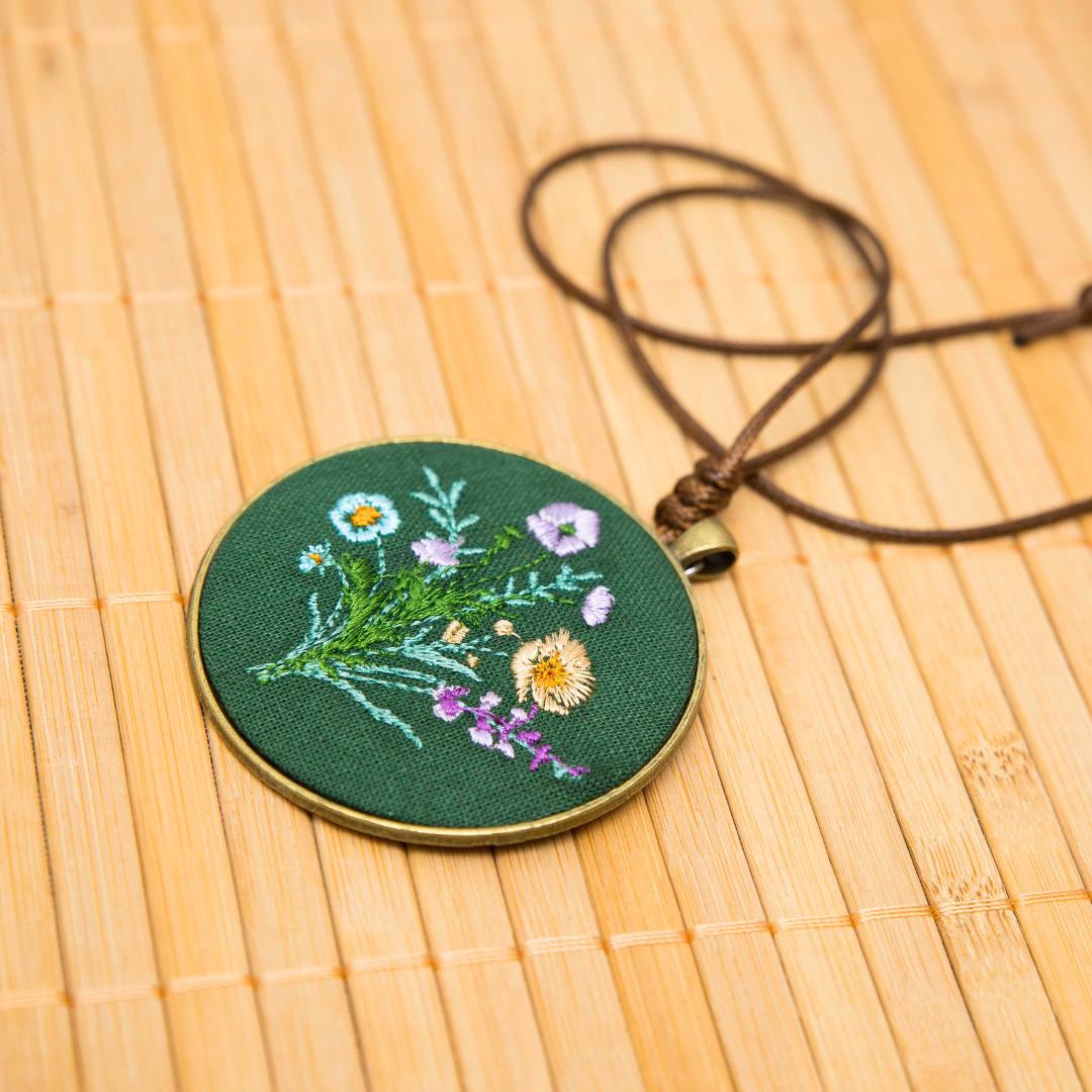 Haftowany wisiorek, haftowany naszyjnik, haftowana biżuteria, haftowane kwiaty