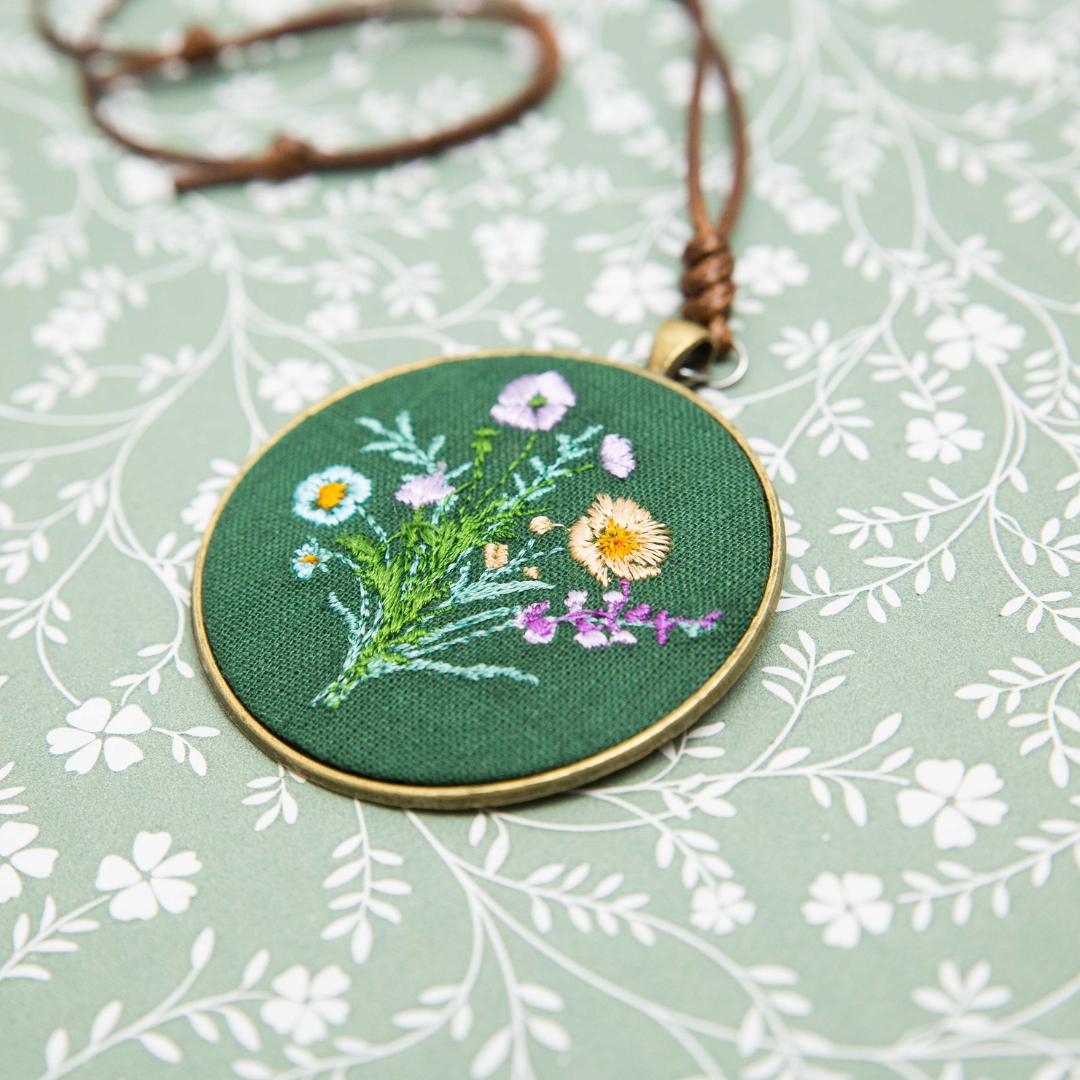 Anna Forest Green- haftowany wisiorek 6 cm