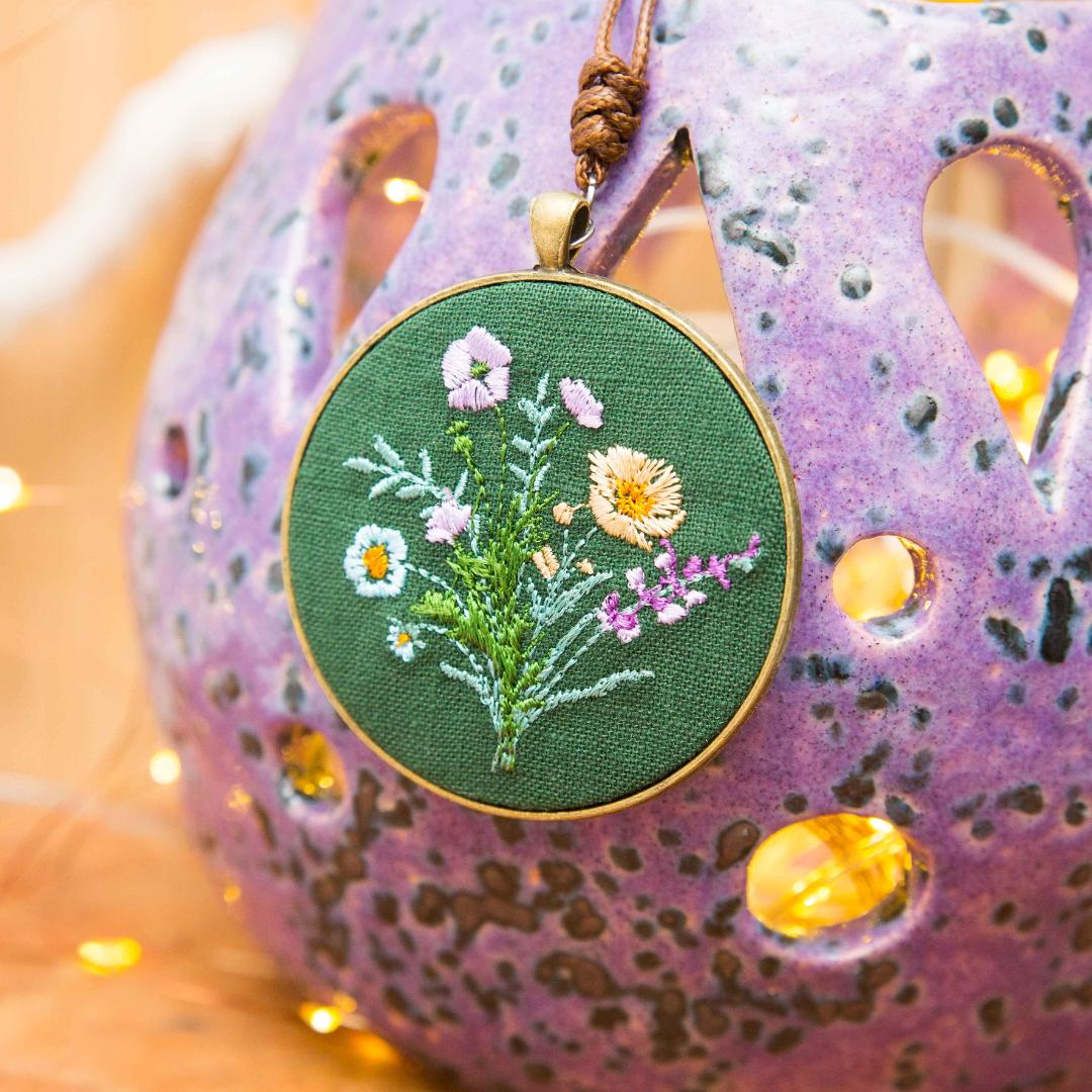 Haftowany wisiorek, haftowany naszyjnik, haftowana biżuteria, haftowane kwiaty