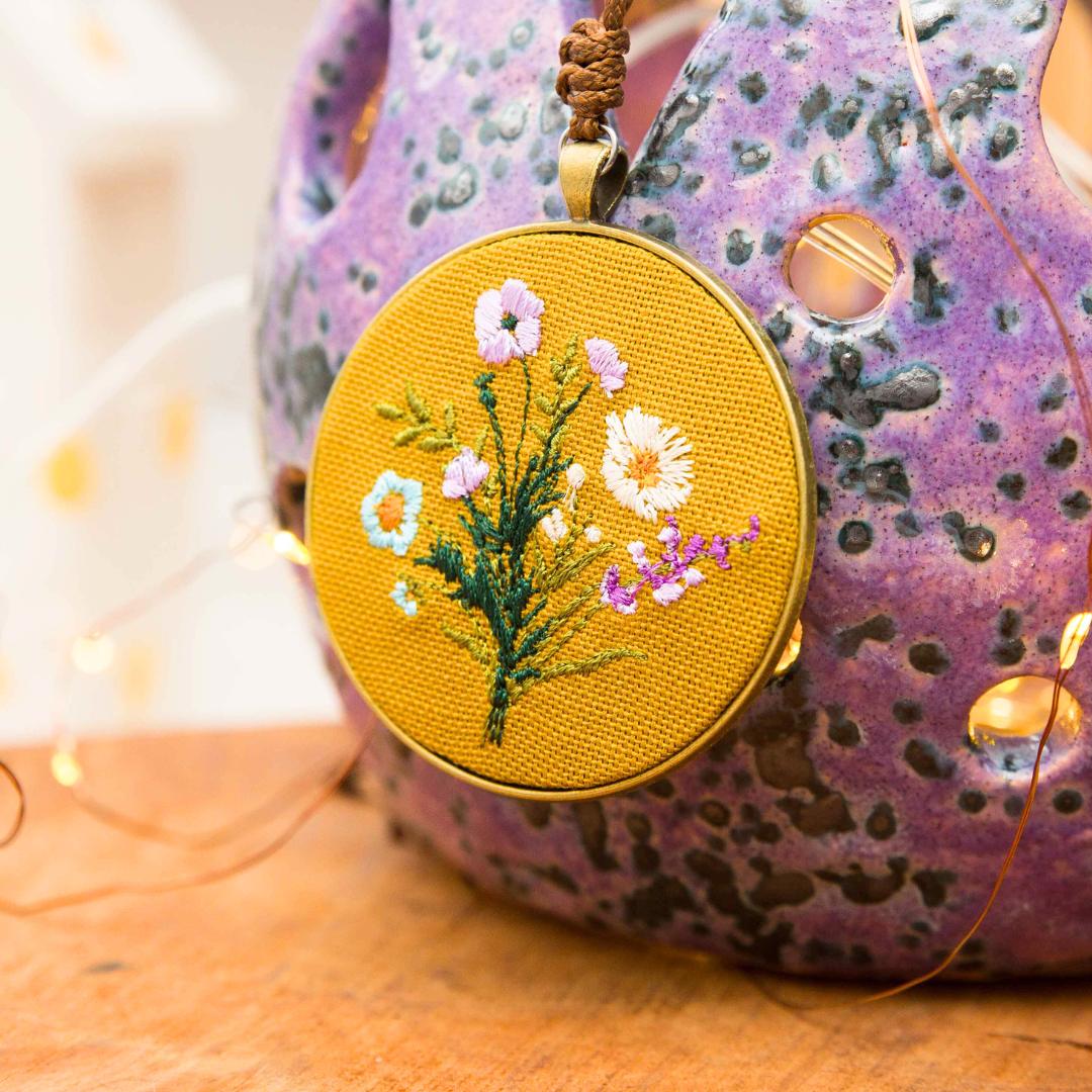 Haftowany wisiorek, haftowany naszyjnik, haftowana biżuteria, haftowane kwiaty