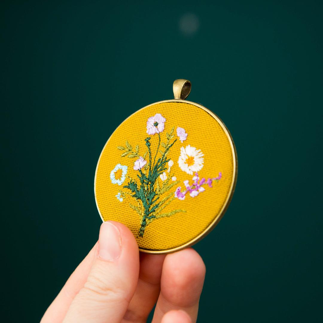 Haftowany wisiorek, haftowany naszyjnik, haftowana biżuteria, haftowane kwiaty