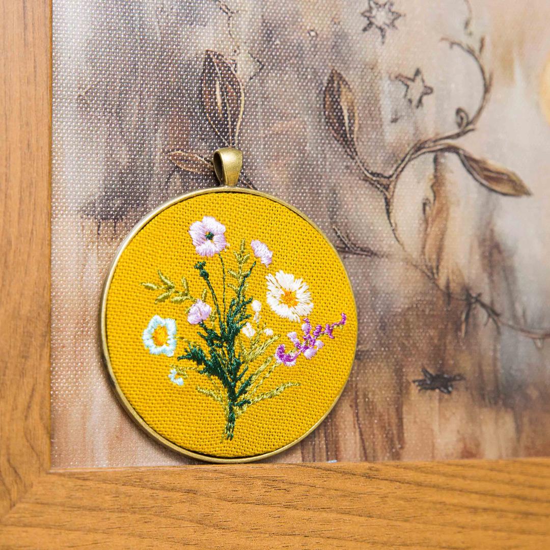 Haftowany wisiorek, haftowany naszyjnik, haftowana biżuteria, haftowane kwiaty