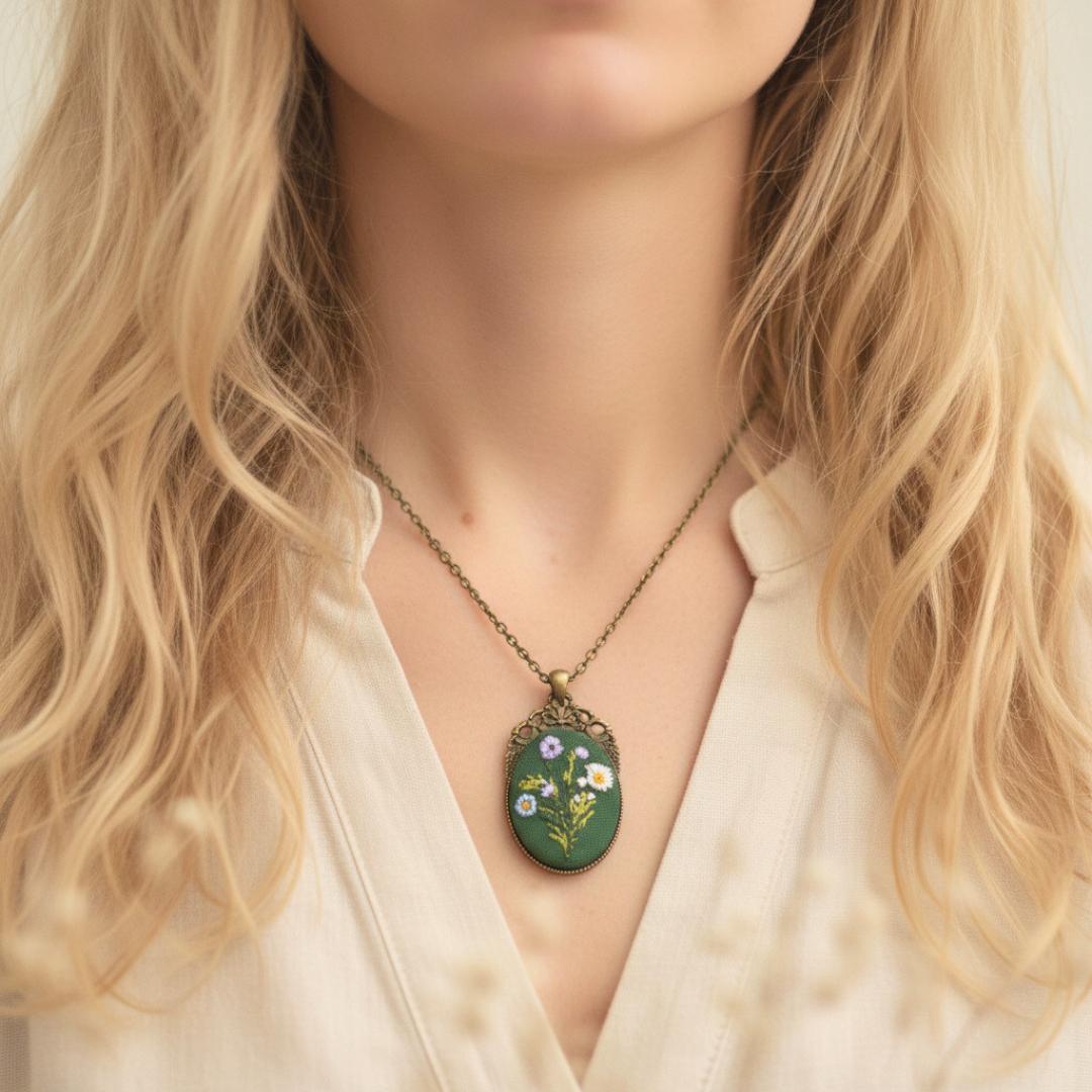 Anna Forest Green – haftowany wisiorek, owal 5 cm x 3,3 cm