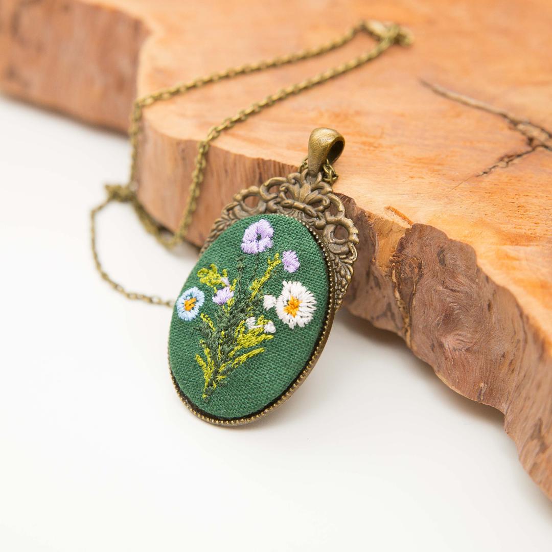 Anna Forest Green – haftowany wisiorek, owal 5 cm x 3,3 cm