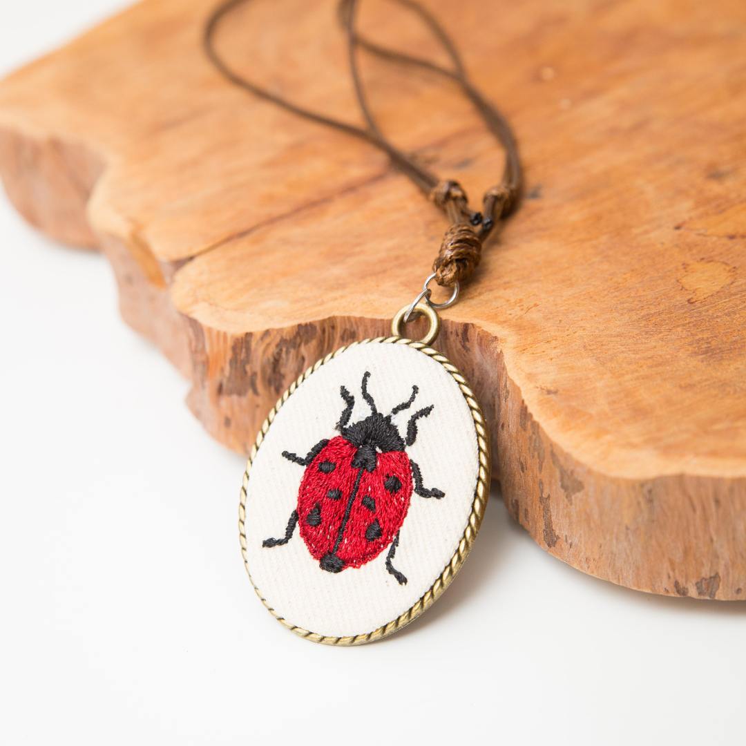 Biedronka – haftowany wisiorek, owal 5cm x 4 cm amulet szczęścia