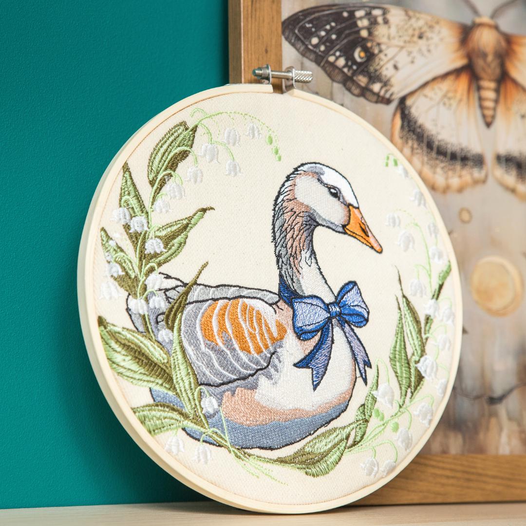 Gęś w konwaliach - haft w tamborku 20 cm