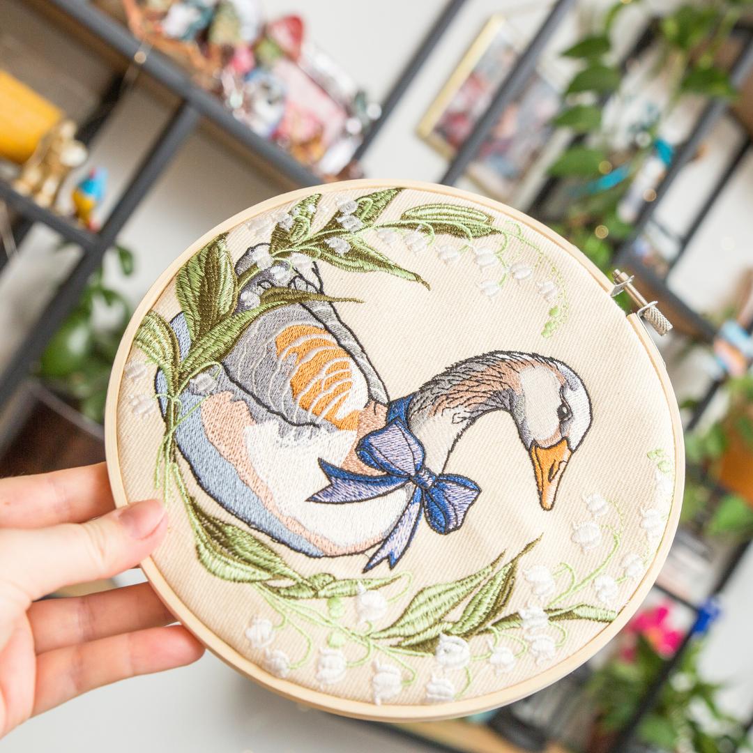 Gęś w konwaliach – haft w tamborku 23 cm