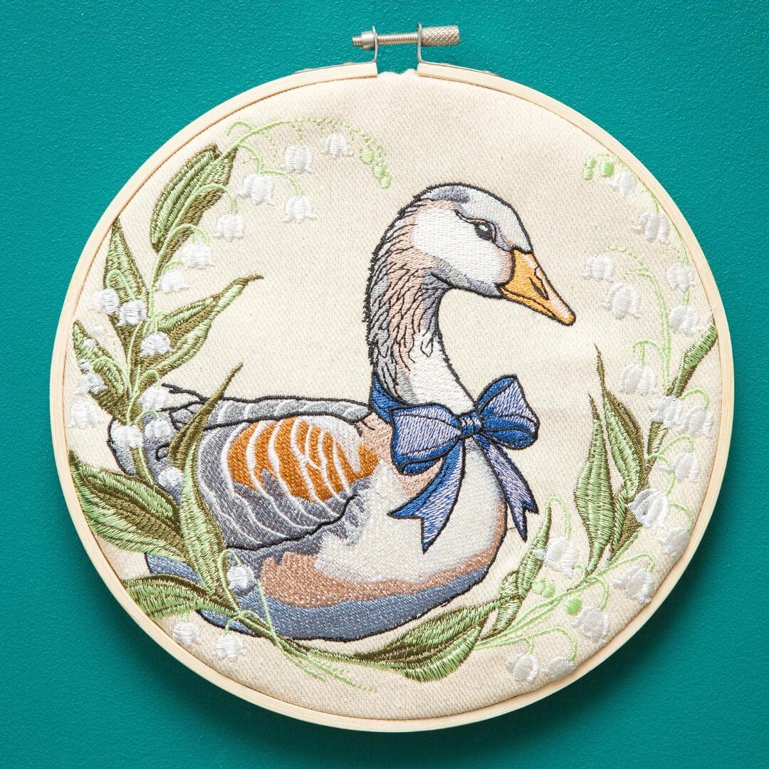 Gęś w konwaliach – haft w tamborku 23 cm