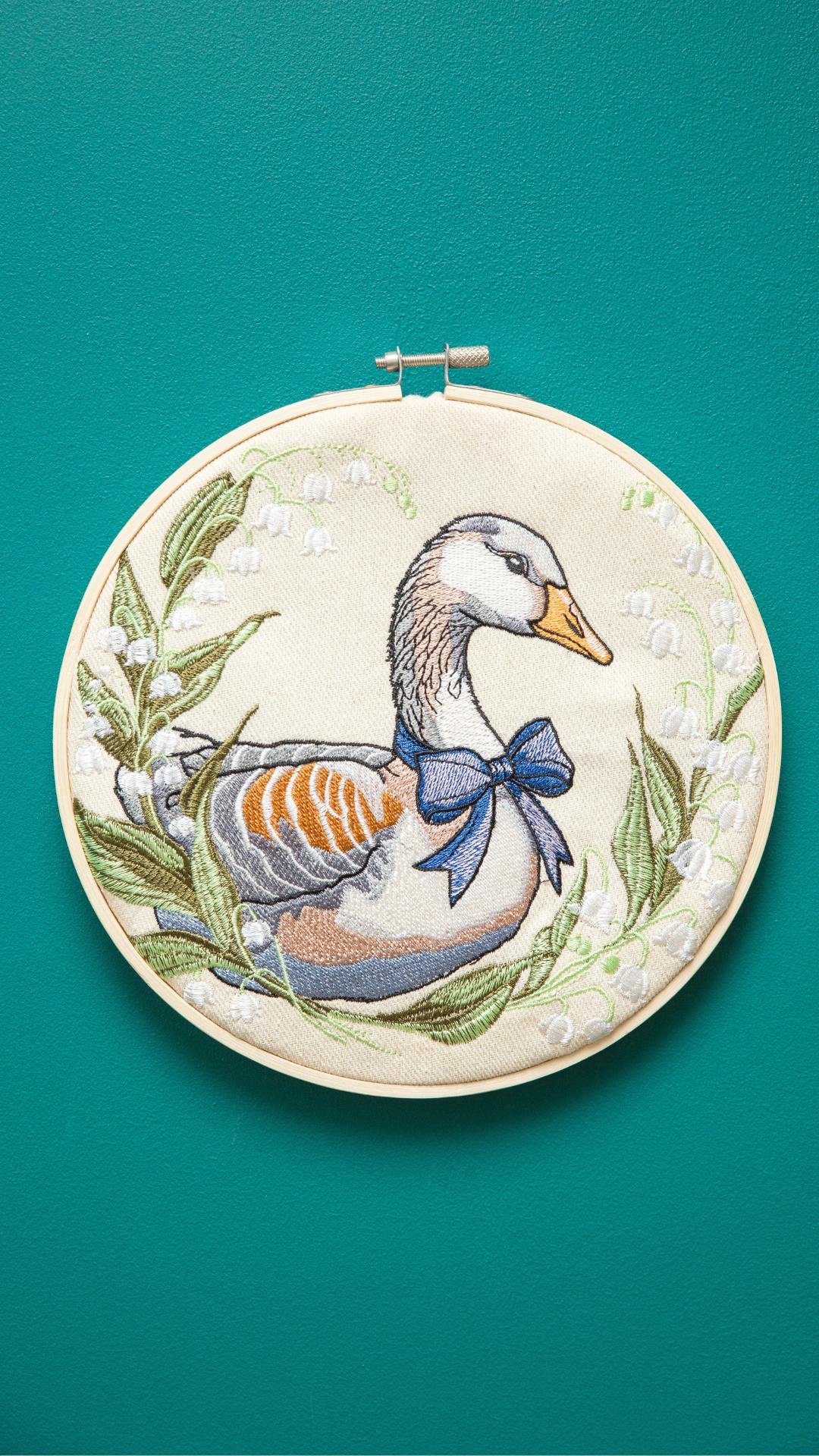 Gęś w konwaliach - haft w tamborku 20 cm