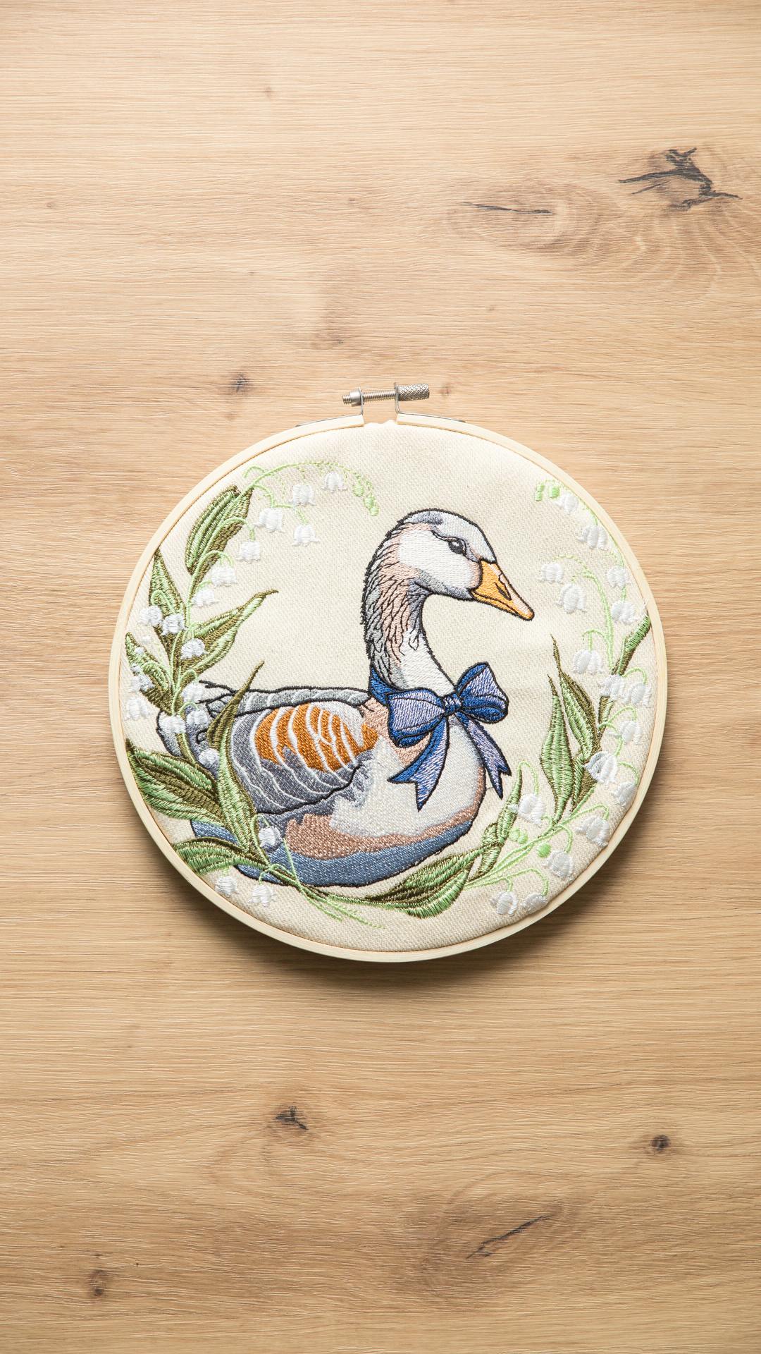 Gęś w konwaliach - haft w tamborku 20 cm