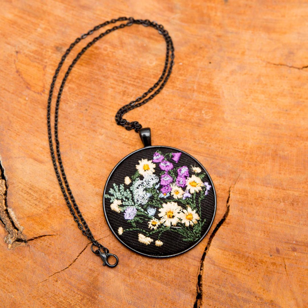 Haftowany wisiorek, haftowany naszyjnik, haftowana biżuteria, haftowane kwiaty