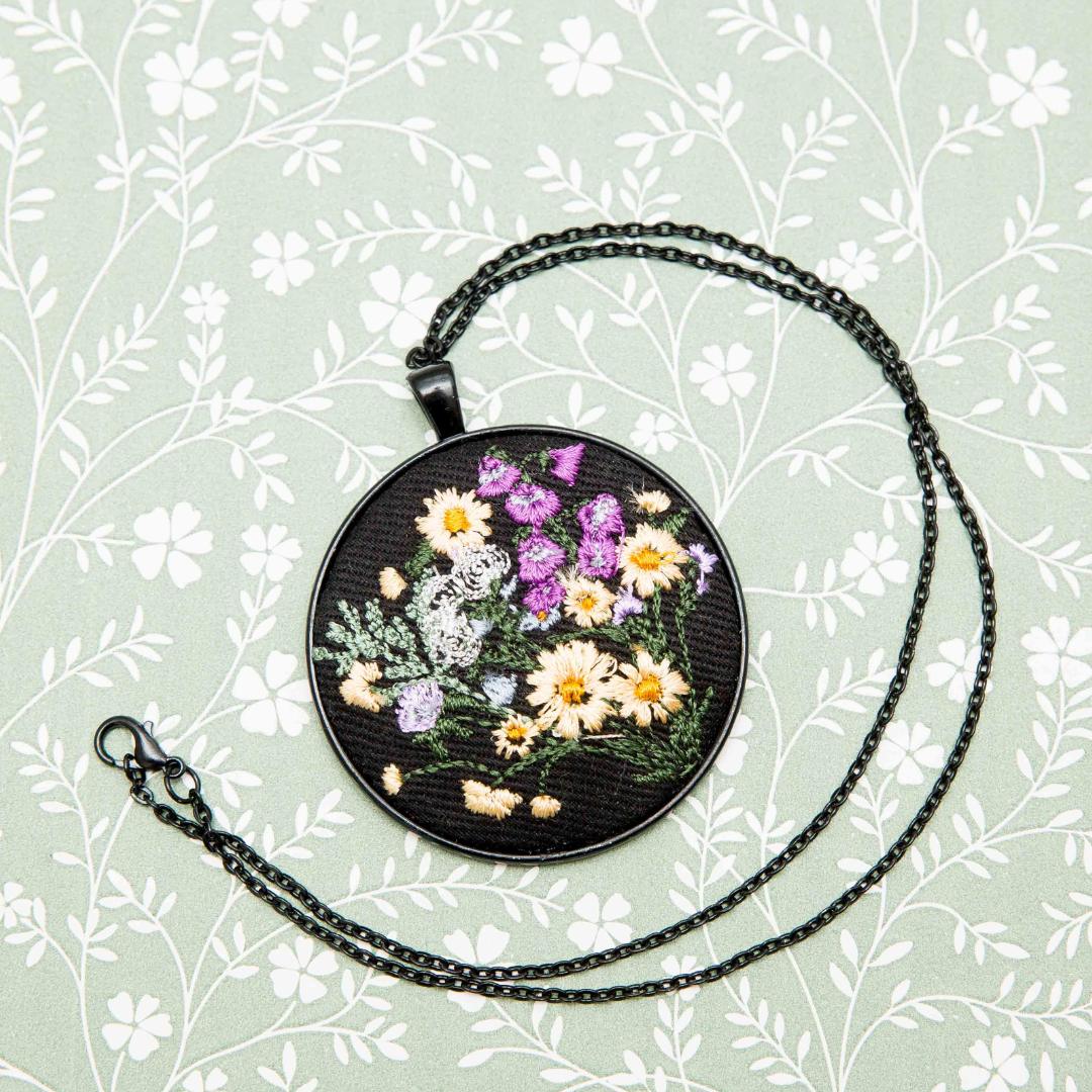 Haftowany wisiorek, haftowany naszyjnik, haftowana biżuteria, haftowane kwiaty
