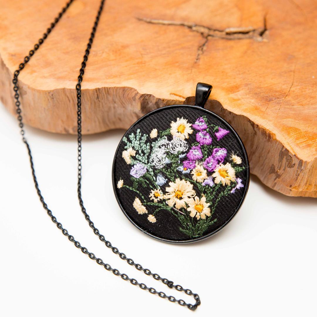 Jagna Black – haftowany wisiorek 5 cm