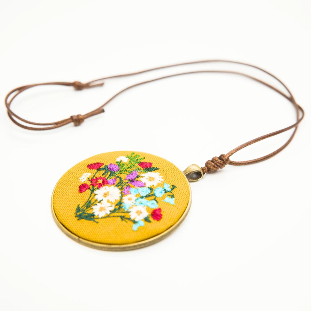 Jagna Curry – haftowany wisiorek 6 cm