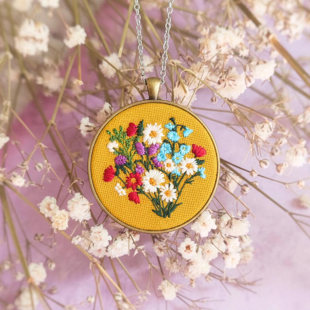 Jagna Curry – haftowany wisiorek 6 cm