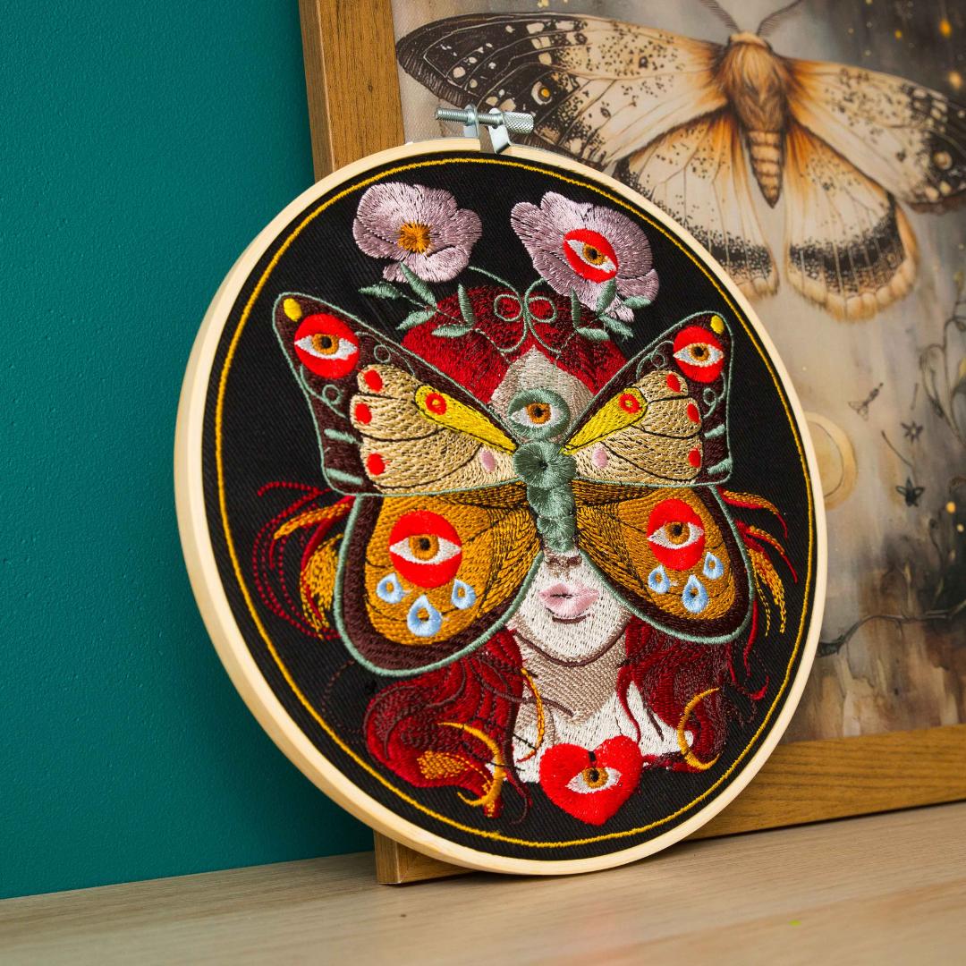 Madame Butterfly black, haft w tamborku 20 cm