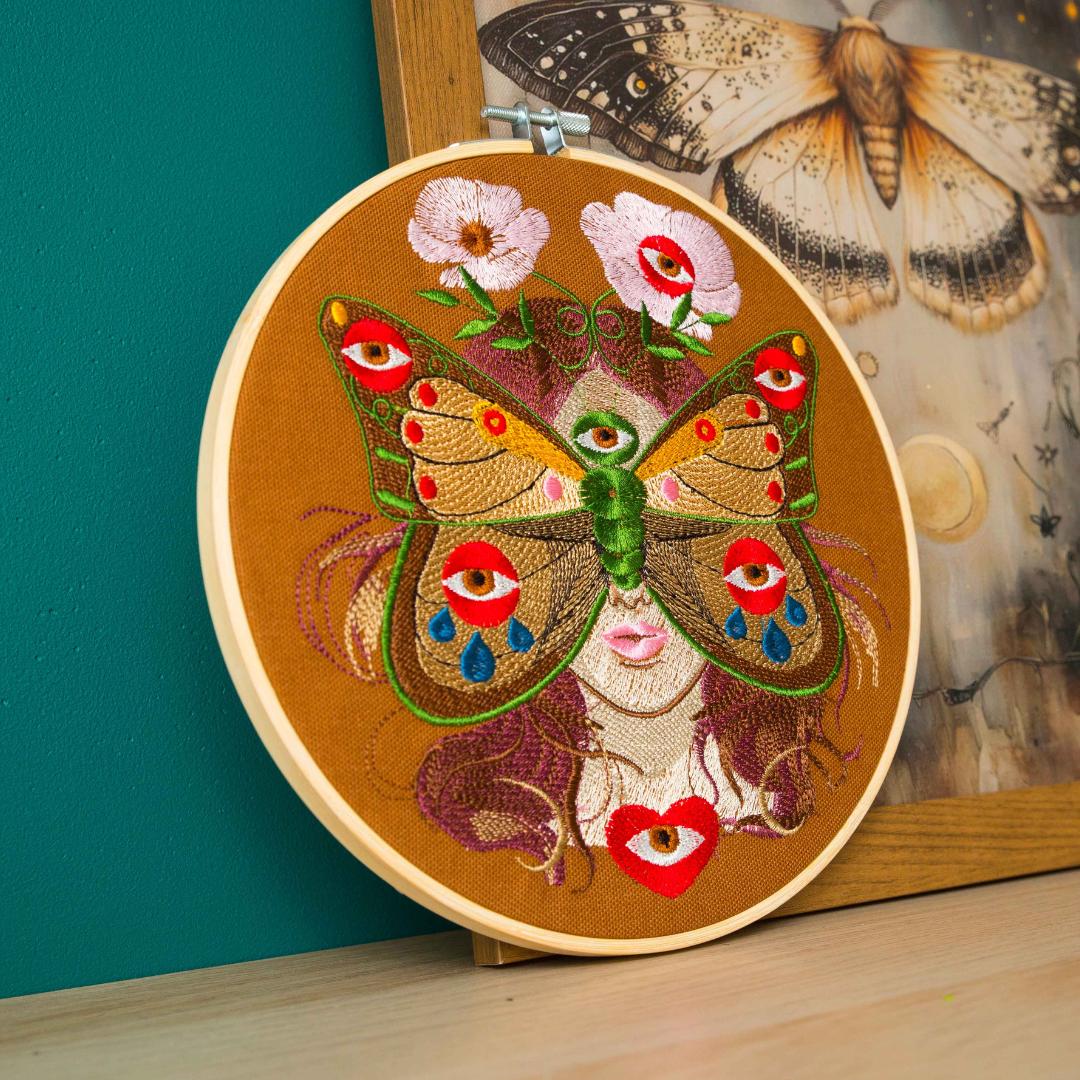 Madame Butterfly brown, haft w tamborku 20 cm