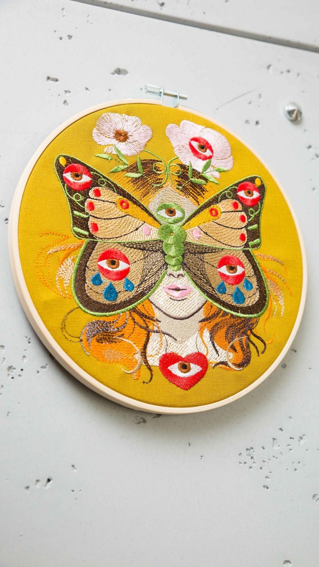 Madame Butterfly curry, haft w tamborku 20 cm kw