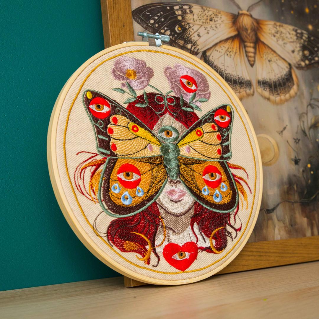 Madame Butterfly ecru, haft w tamborku 20 cm