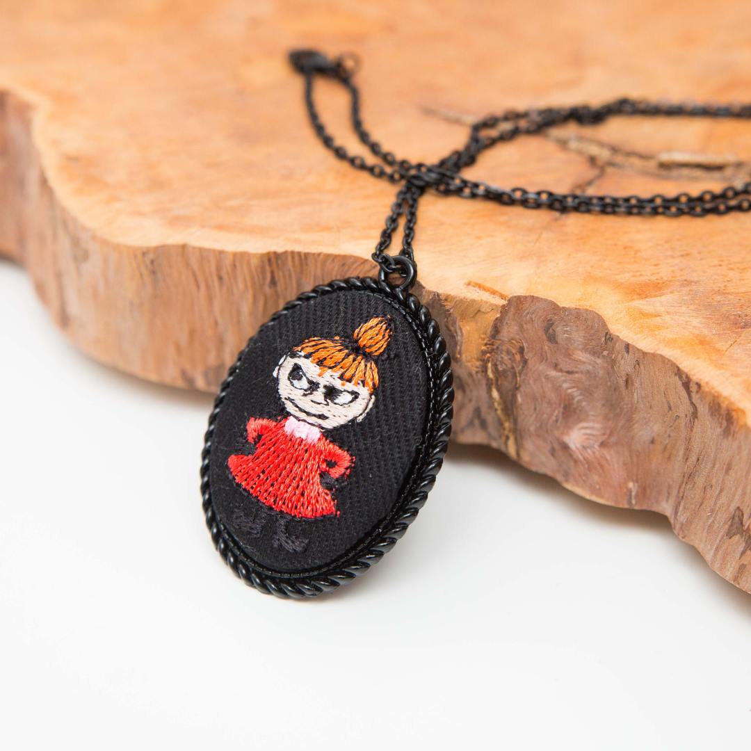 Mała Mi black – haftowany wisiorek 4,6 cm x 3,6 cm amulet szczęścia