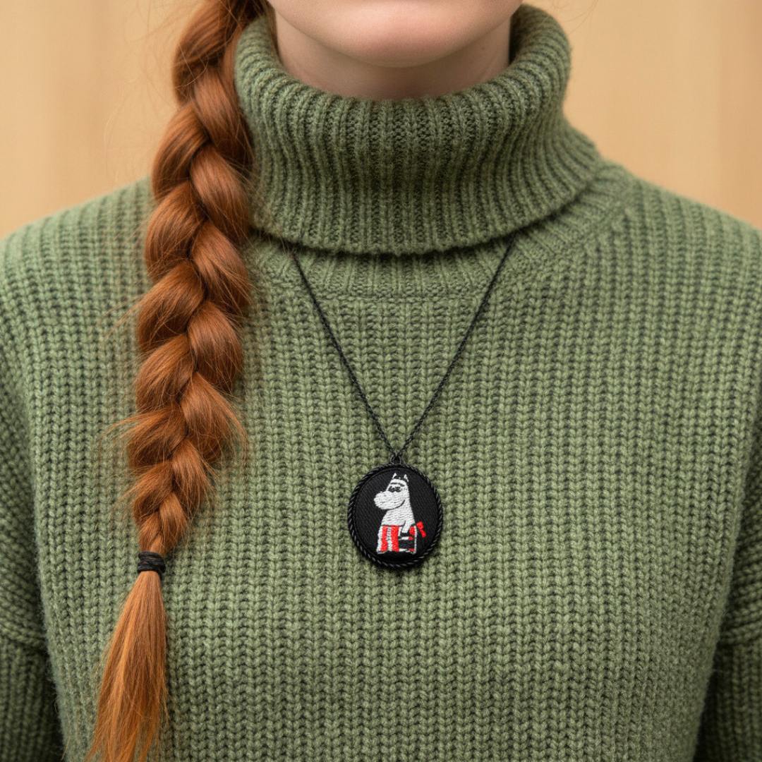 Mama Muminka black – haftowany wisiorek 4,6 cm x 3,6 cm amulet szczęścia