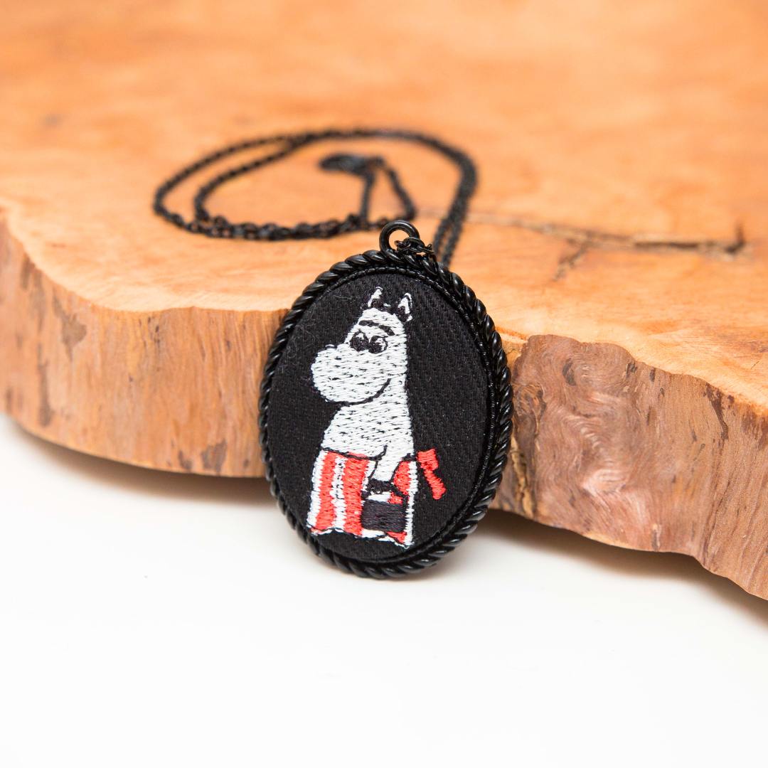 Mama Muminka black – haftowany wisiorek 4,6 cm x 3,6 cm amulet szczęścia