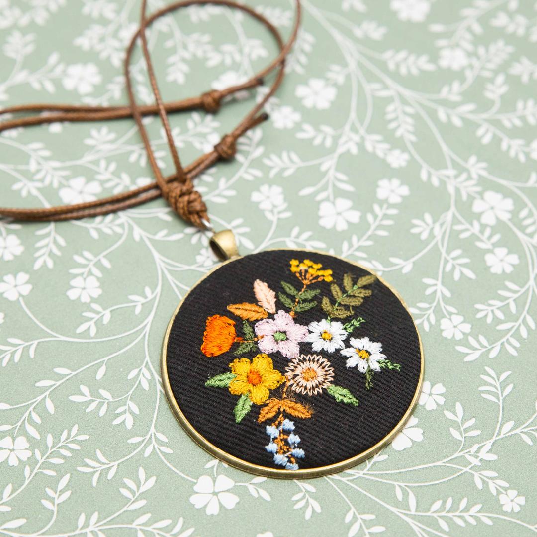 Moira Black- haftowany wisiorek 6 cm