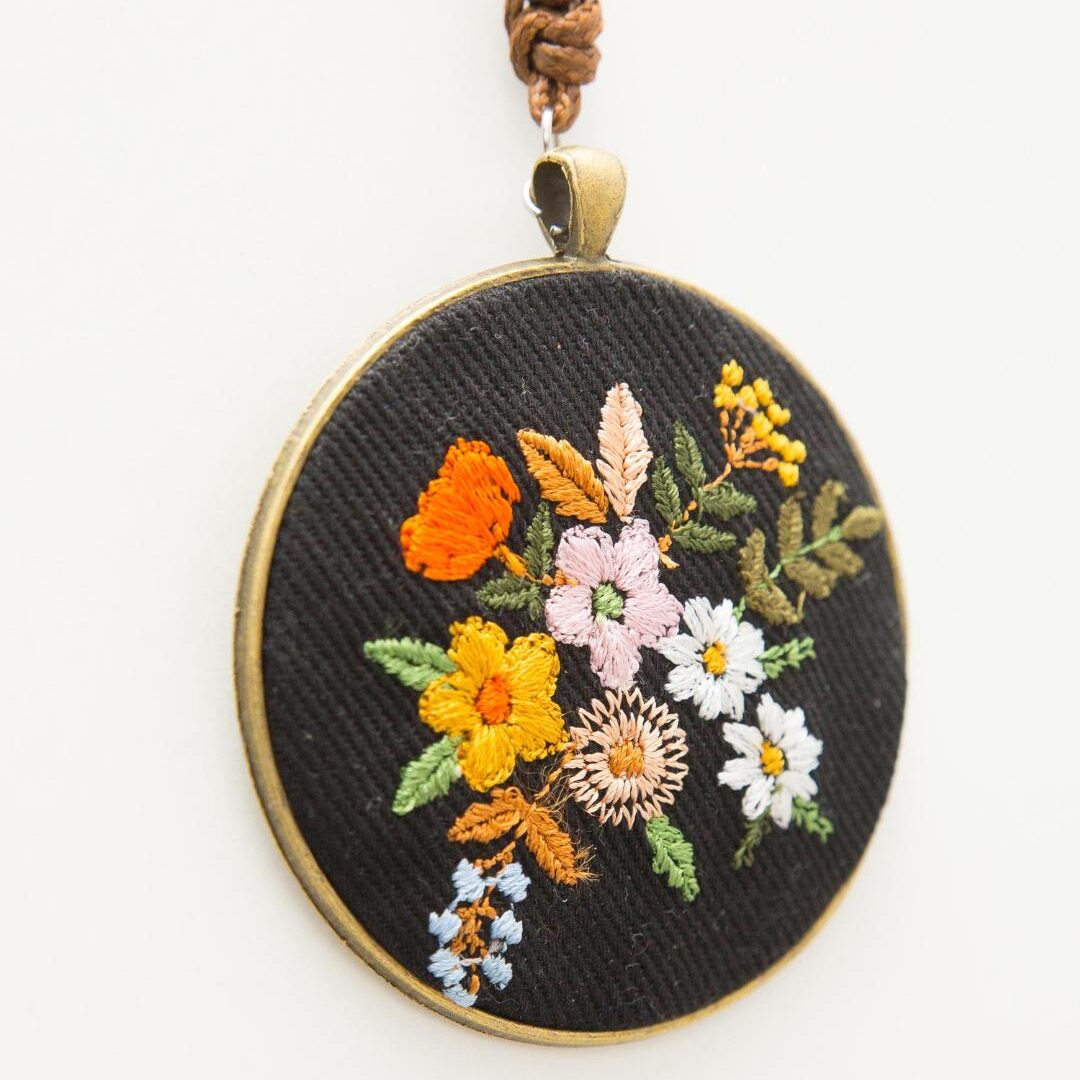 Moira Black- haftowany wisiorek 6 cm