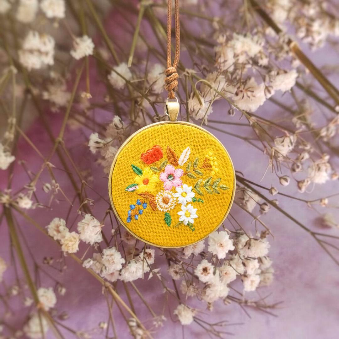 Moira Curry – haftowany wisiorek 6 cm