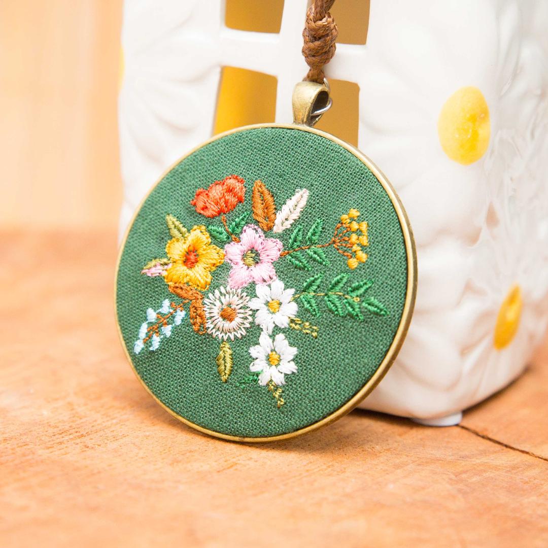 Moira Forest Green- haftowany wisiorek 6 cm