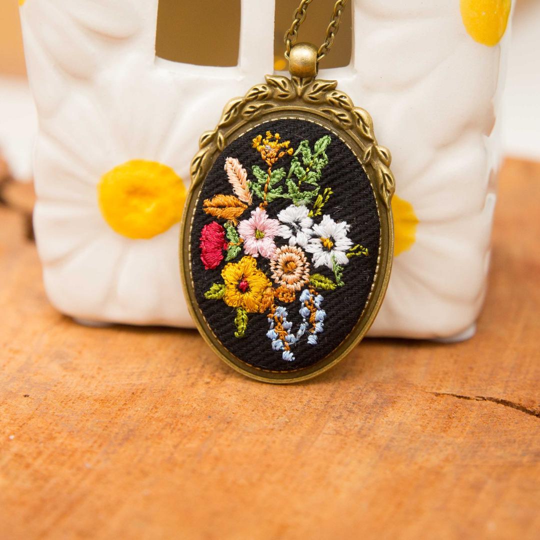 Haftowany wisiorek, haftowany naszyjnik, haftowana biżuteria, haftowane kwiaty