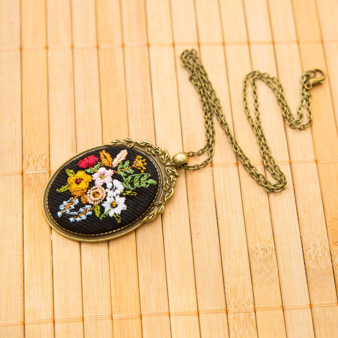 Haftowany wisiorek, haftowany naszyjnik, haftowana biżuteria, haftowane kwiaty