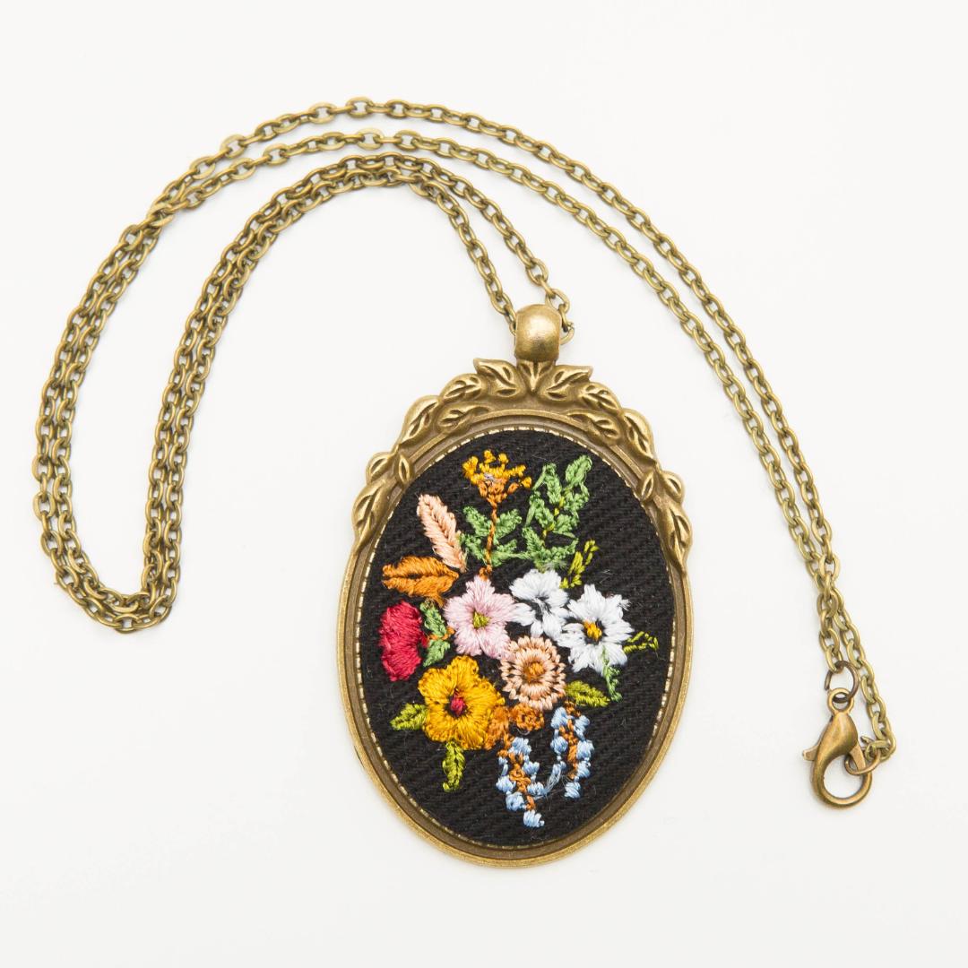 Moira Black – haftowany wisiorek, owal 5 cm x 3,3 cm