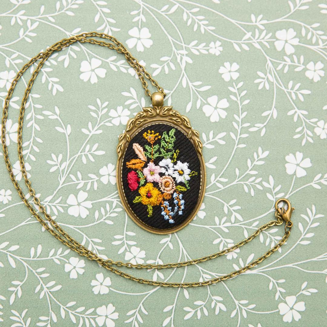 Haftowany wisiorek, haftowany naszyjnik, haftowana biżuteria, haftowane kwiaty