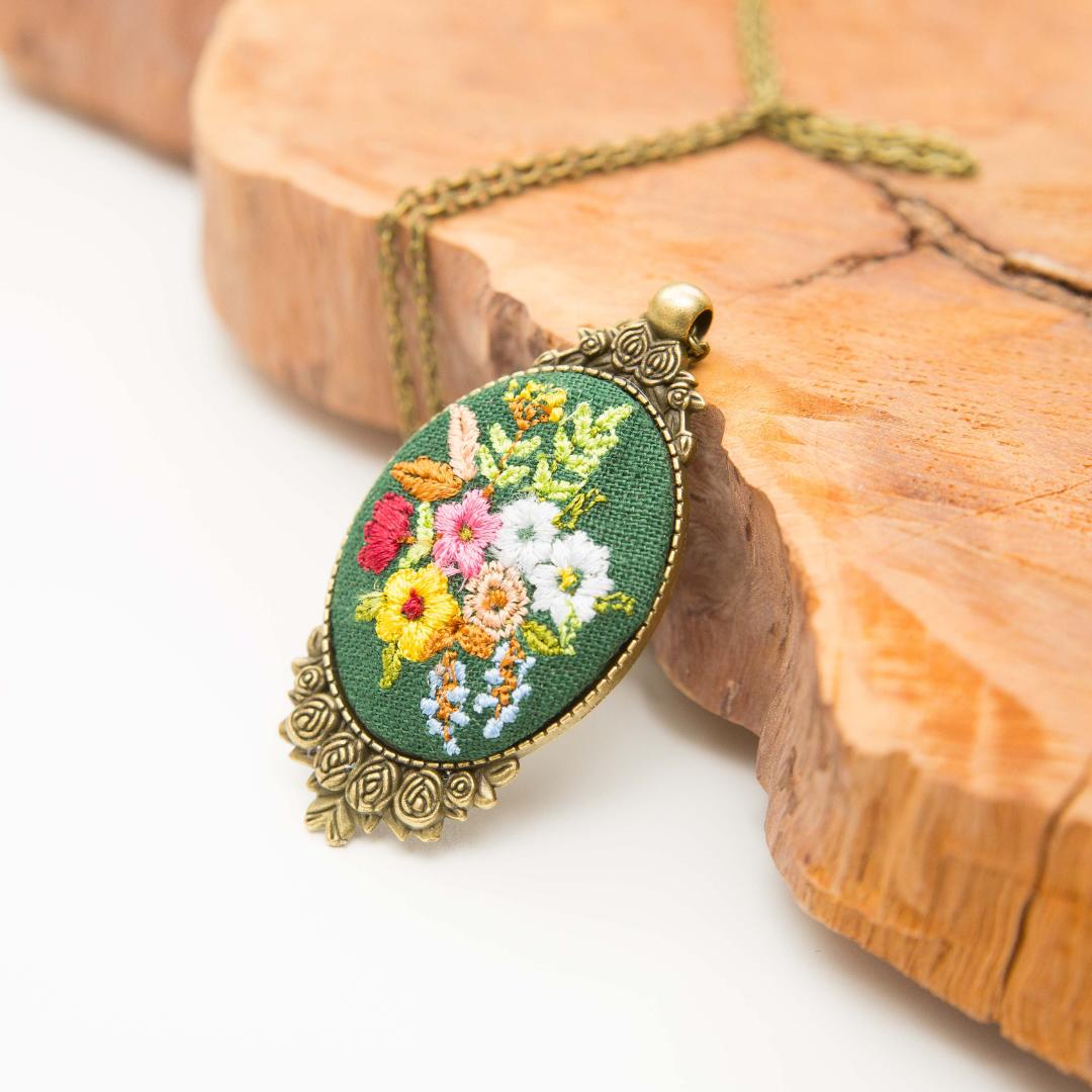 Moira Forest Green – haftowany wisiorek, owal 5 cm x 3,3 cm