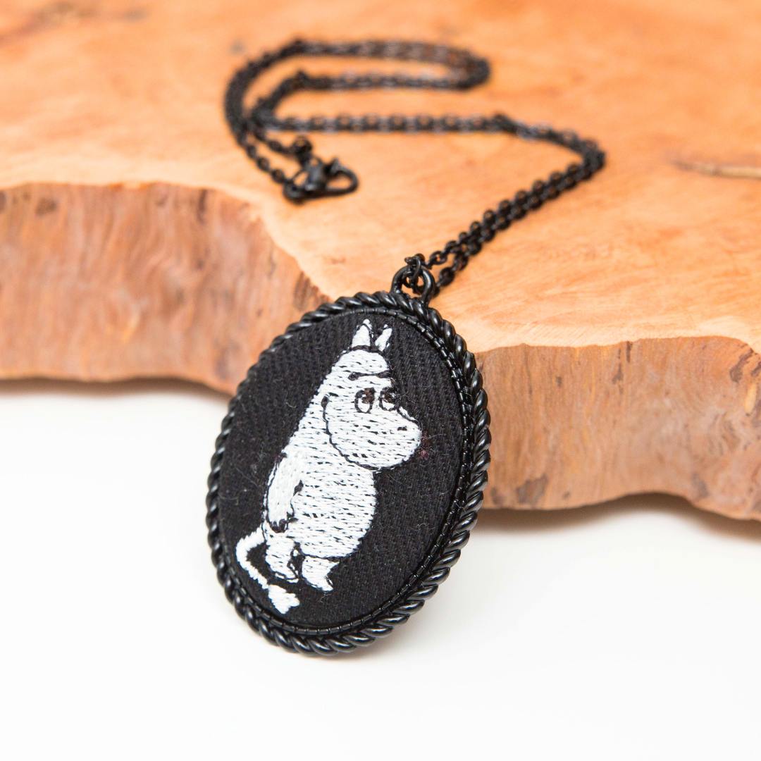 Muminek – haftowany wisiorek 4,6 cm x 3,6 cm amulet szczęścia