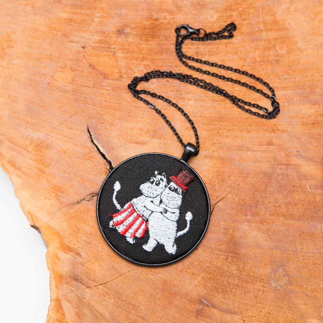 Haftowany wisiorek, haftowany naszyjnik, haftowana biżuteria, haftowane kwiaty